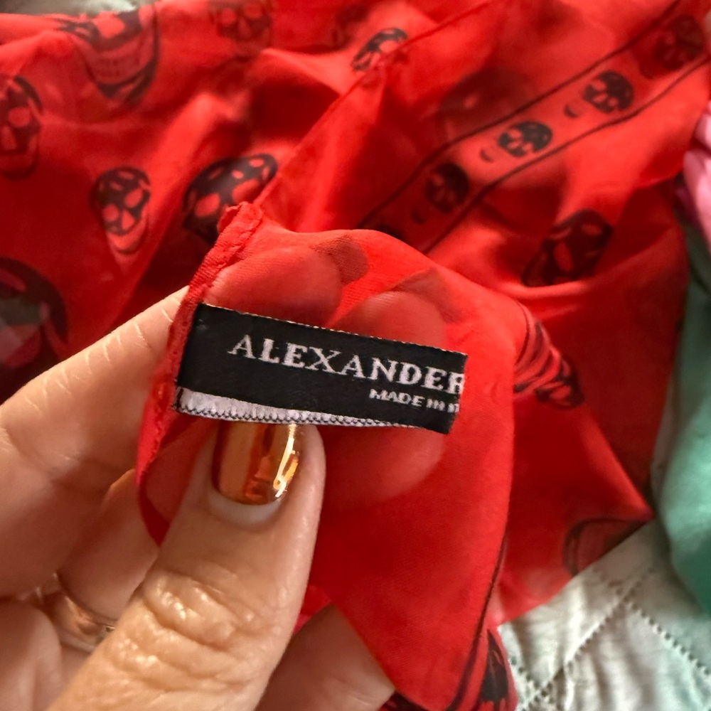 Alexander McQueen Red and Black Skull Print Silk Scarf - Picture 14 of 14